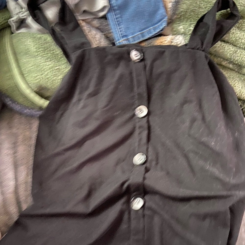 2x tank top black button down